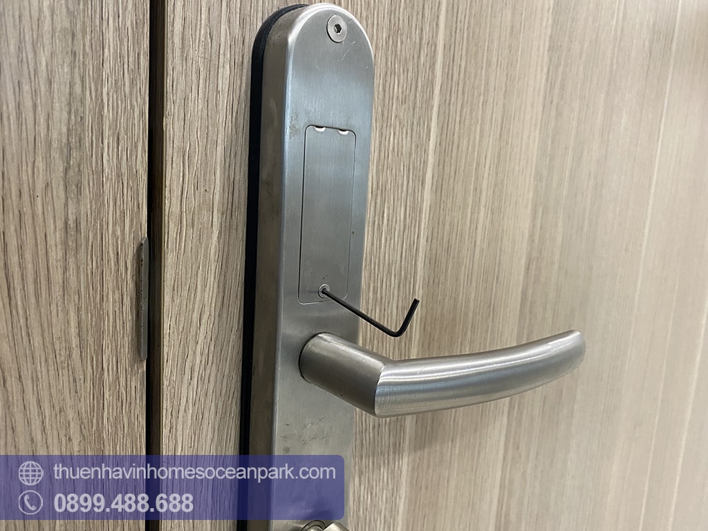 Dùng lục giác loại nhỏ (vừa với cửa) để mở nắp pin phía sau cửa.