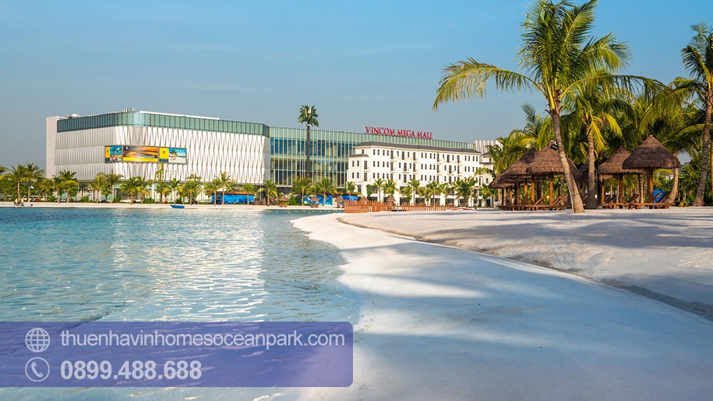 Phía trước TTTM là biển hồ nước mặn 6.1 ha.